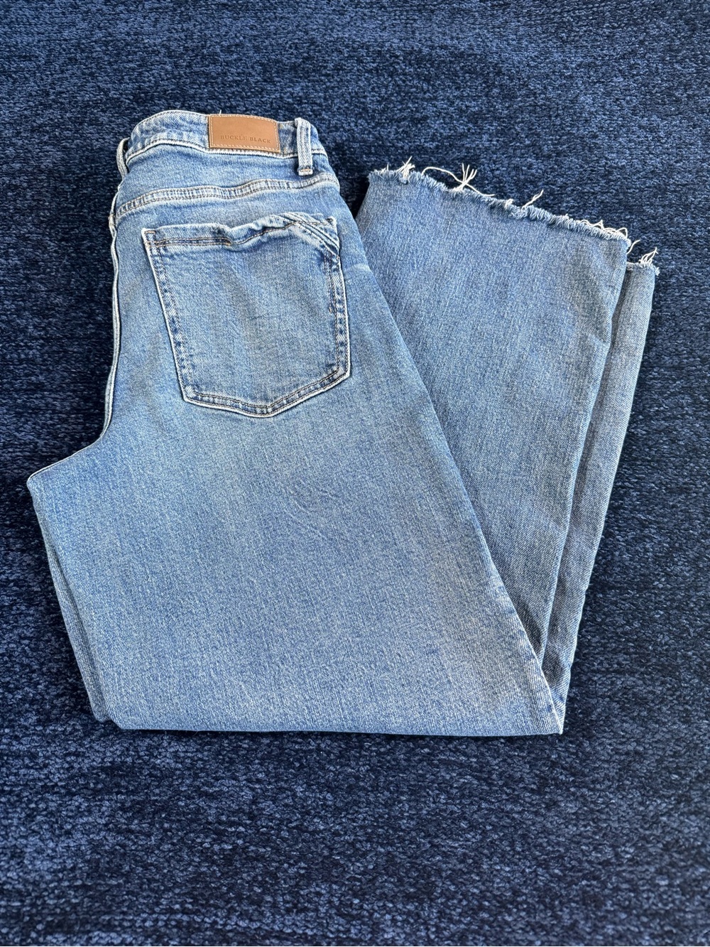 Buckle Black Women’s Cropped Wide Leg Jeans Size 28 Raw Hem Medium Wash